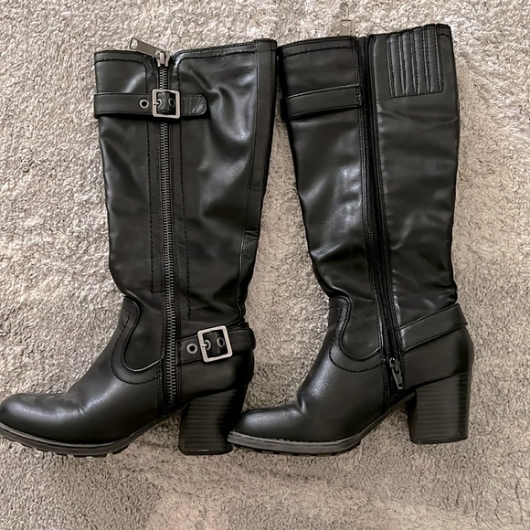 White Mountain Shoes - White mountain brand size 6M heel boots.